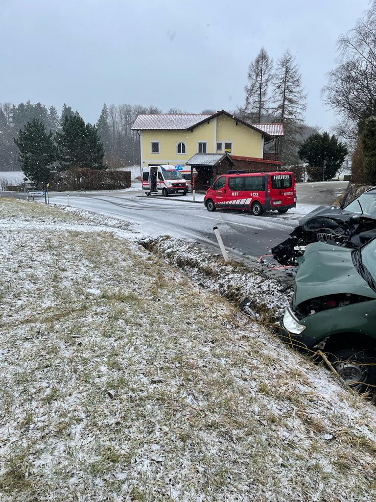 Einsatz Verkehrsunfall Seewalchener Landesstr am 20.01.2022